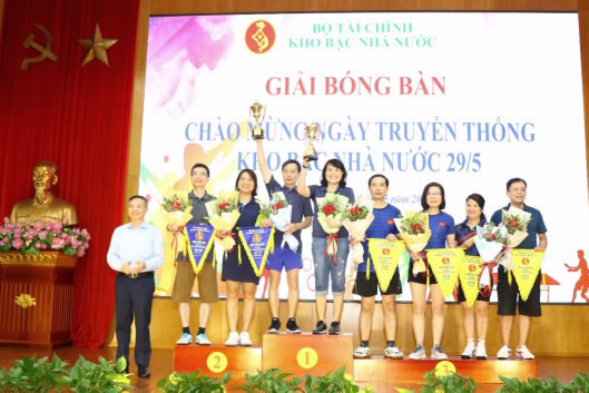 Ban tổ chức trao giải cho các vận động viên đạt thành tích cao ở nội dung đôi nam nữ.