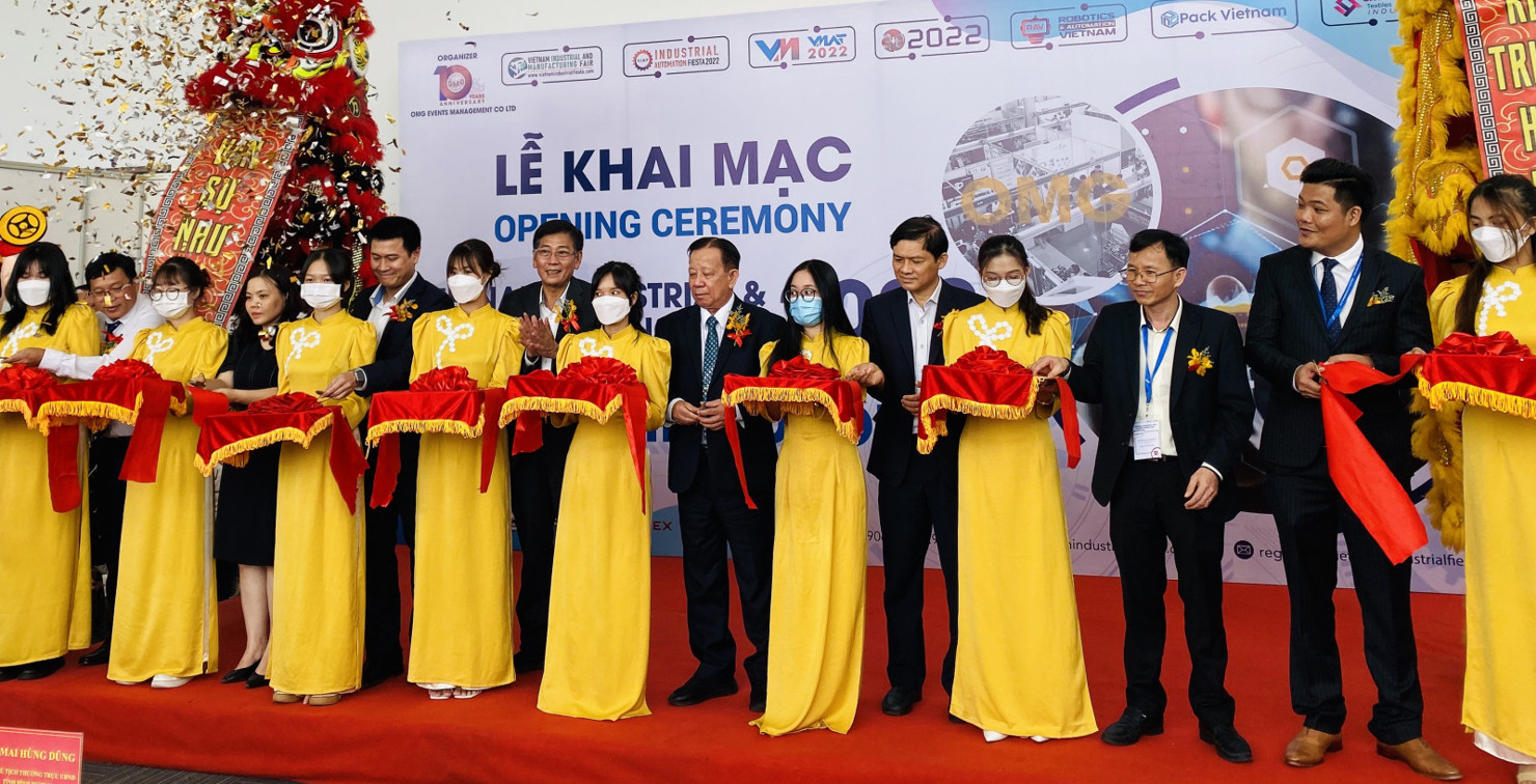 Ông Huỳnh Quang Nhung – Phó TGĐ THACO Industries cắt băng khai mạc Triển lãm và chụp ảnh lưu niệm với Đại diện Hội Doanh Nghiệp Cơ Khí – Điện TPHCM (HAMEE).