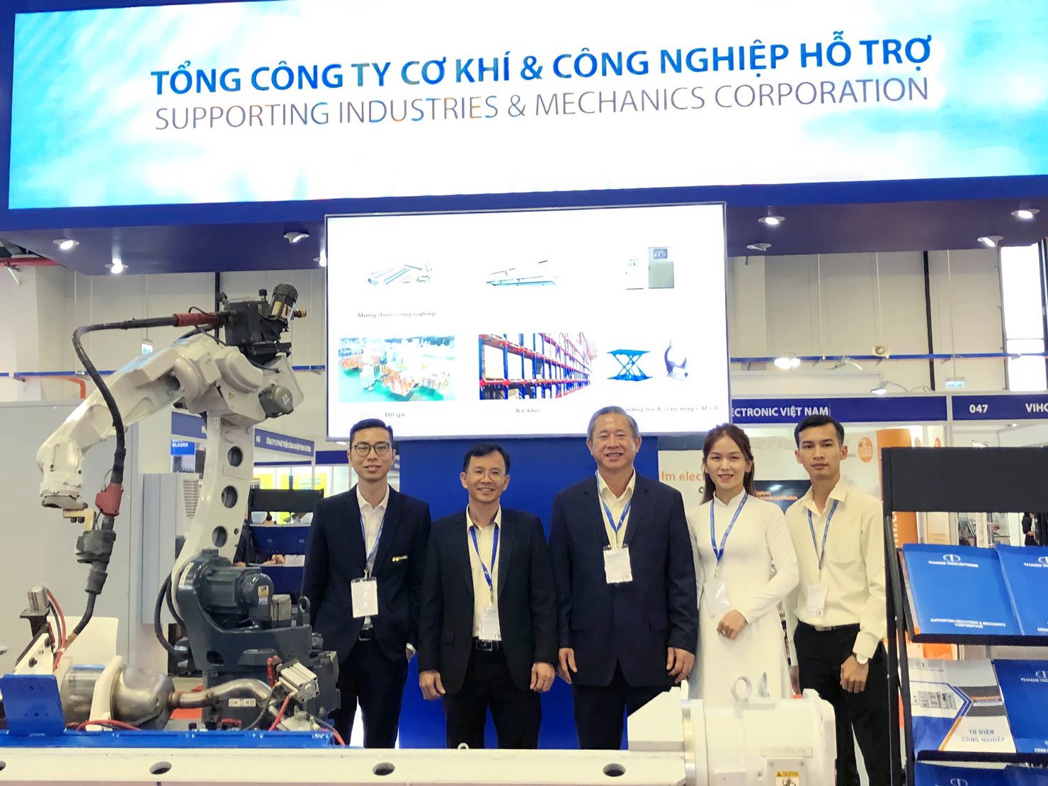 Ông Phạm Văn Tài – Tổng Giám Đốc THACO thăm gian hàng trưng bày của THACO Industries.