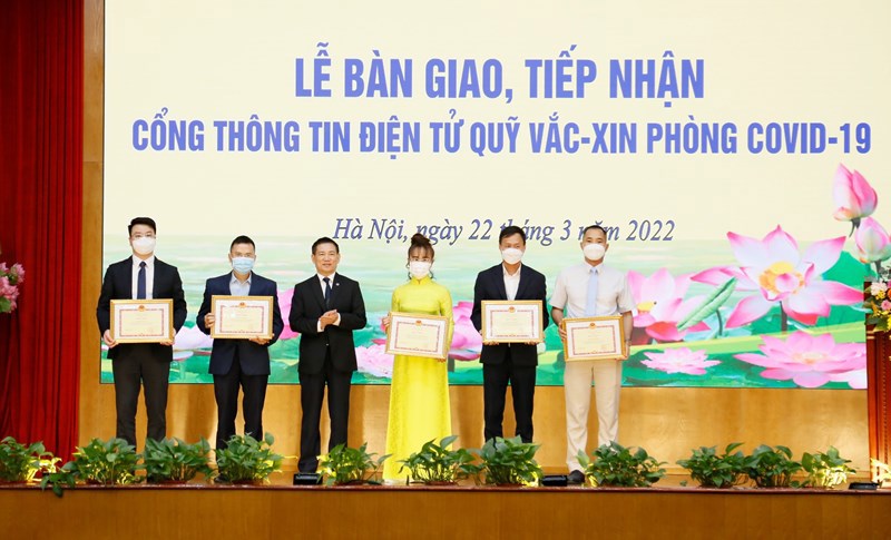 Bộ trưởng Bộ Tài chính Hồ Đức Phớc trao tặng Bằng khen cho các đơn vị đóng góp tích cực trong việc xây dựng, vận hành Cổng thông tin Quỹ vắc xin phòng COVID-19