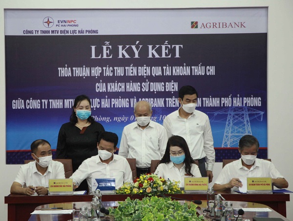 Lễ ký kết “Thỏa thuận hợp tác thu tiền điện qua tài khoản thấu chi của khách hàng sử dụng điện trên địa bàn thành phố Hải Phòng giữa PC Hải Phòng với Ngân hàng Nông nghiệp và phát triển nông thôn Việt Nam ngày 01/10/2021.