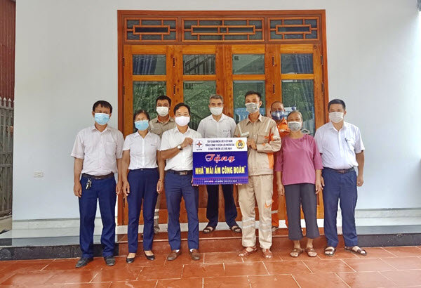 Anh Bùi Văn Toản, Điện lực Na Rì, PC Bắc Kạn vui mừng được nhận Mái ấm công đoàn