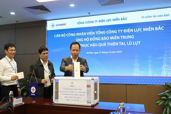 Toàn thể cán bộ, công nhân viên, người lao động trong EVNNPC đã đóng góp được 4,7 tỷ đồng để ủng hộ đồng bào miền Trung khắc phục thiên tai, lũ lụt.