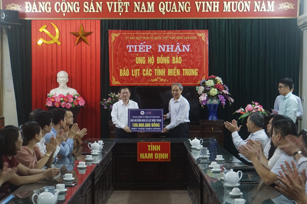 Tập thể cán bộ, công nhân viên Công ty điện lực Nam Định quyên góp ủng hộ 100 triệu đồng cho đồng bào các tỉnh miền Trung bị bão lụt