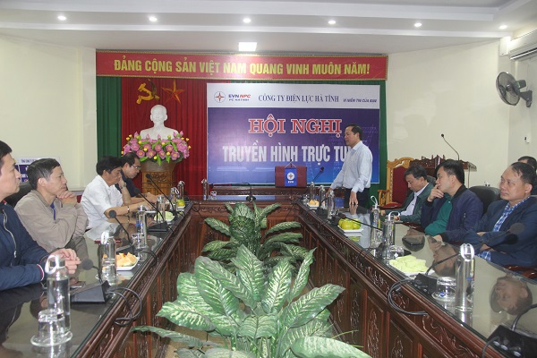Ông Nguyễn Phúc Phong - Giám đốc Công ty Điện lực Hà Tĩnh báo cáo tình hình thiệt hại do mưa lũ