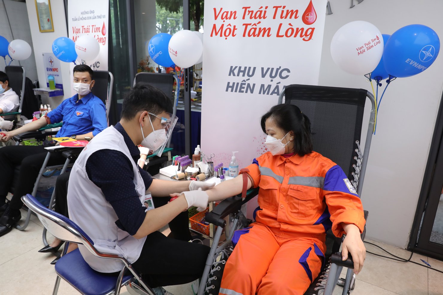 Các đơn vị thuộc địa bàn 27 tỉnh miền Bắc do EVNNPC quản lý phối hợp với địa phương tổ chức hiến máu hưởng ứng Tuần lễ Hồng EVN.