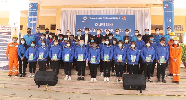Chương trình “Thắp sáng những ước mơ” cũng đồng hành, hỗ trợ thêm các điểm trường vùng cao tại Hà Giang, Bắc Kạn...