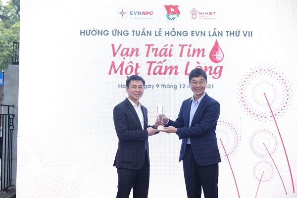 Viện Huyết học - Truyền máu Trung ương trao kỷ niệm chương thay lời tri ân vì sự đồng hành của EVNNPC trong suốt những năm qua.