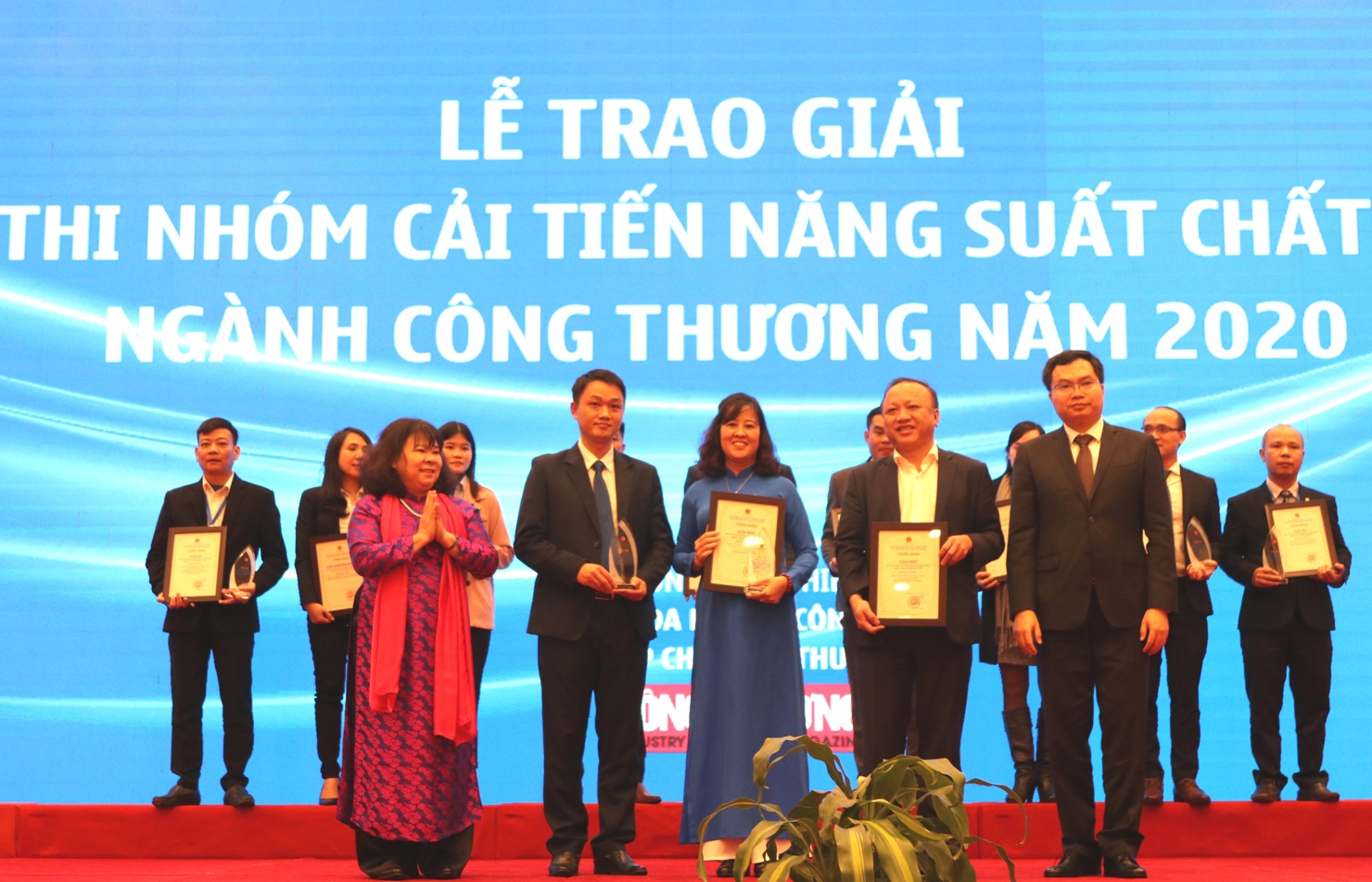 Ban tổ chức trao giải Nhì cuộc thi Nhóm cải tiến năng suất chất lượng ngành Công Thương cho Tổng công ty Điện lực miền Bắc .