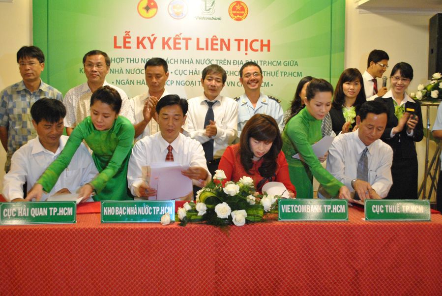 Các đơn vị trên địa bàn TP.HCM: Hải quan, Thuế, Kho bạc và Ngân hàng kí kết liên tịch phối hợp thu ngân sách. Nguồn: Internet