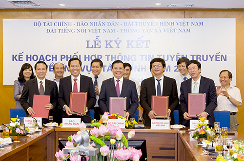 Bộ trưởng Đinh Tiến Dũng và lãnh đạo 4 cơ quan thông tấn báo chí Trung ương. Nguồn: mof.gov.vn