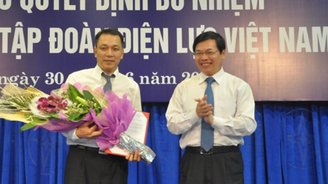 Bộ trưởng Bộ Công Thương Vũ Huy Hoàng tặng hoa chúc mừng tân Tổng giám đốc EVN Đặng Hoàng An. Nguồn: internet