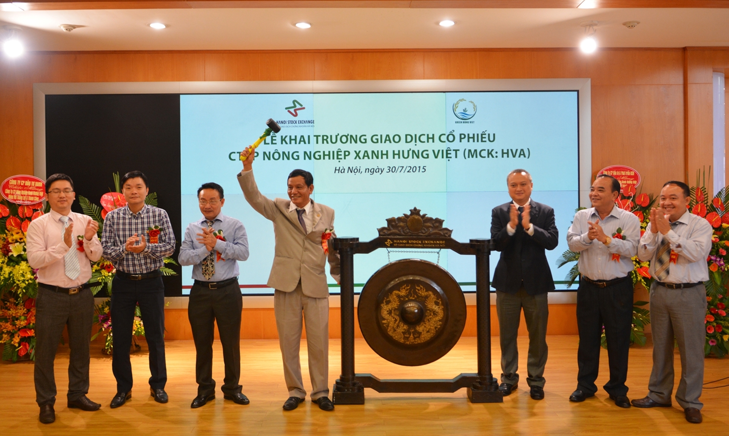 Ông Phạm Trường Lâm, Chủ tịch HĐQT CTCP Nông nghiệp xanh Hưng Việt đánh cồng khai trương phiên giao dịch của cổ phiếu HVA. Nguồn: HNX