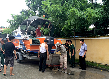 Kịp thời xuất xuồng cao tốc cứu hộ. Nguồn: mof.gov.vn