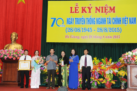 Bí thư Tỉnh ủy Triệu Tài Vinh, Thứ trưởng Vũ Thị Mai  trao Huân chương Lao động hạng Nhất cho Sở Tài chính Hà Giang. Nguồn: mof.gov.vn 