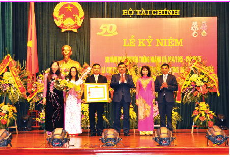 Bộ trưởng Bộ Tài chính Đinh Tiến Dũng thừa ủy quyền Chủ tịch nước trao Huân chương Lao động hạng Nhất cho Cục Quản lý Giá (năm 2015)