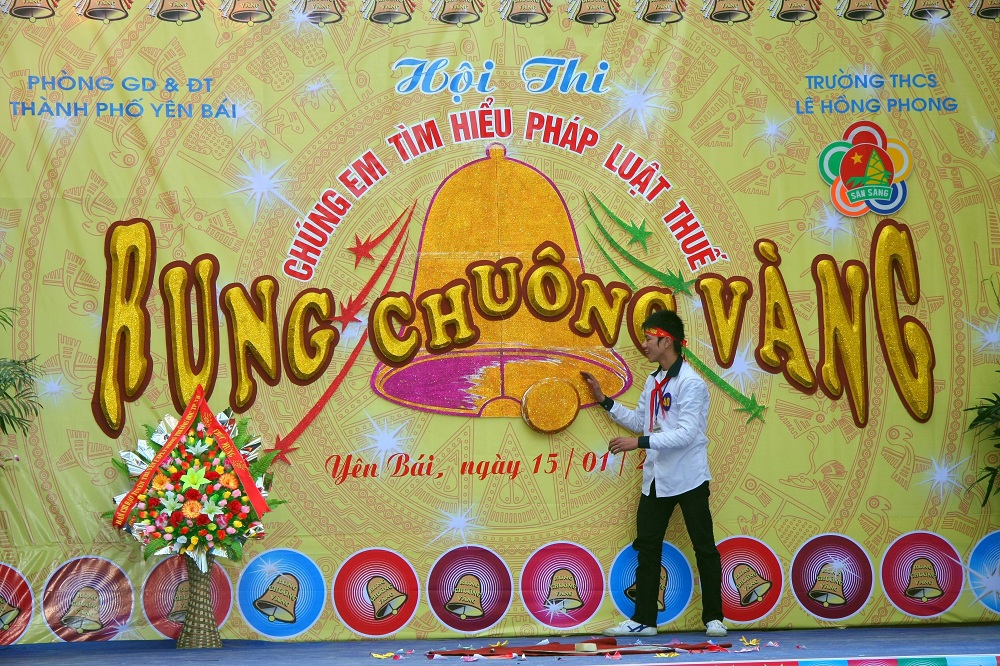 Cuộc thi “Rung chuông vàng về thuế” tại trường THCS Lê Hồng Phong, (thành phố Yên Bái) do Cục Thuế và Sở GDĐT tỉnh Yên Bái phối hợp tổ chức.