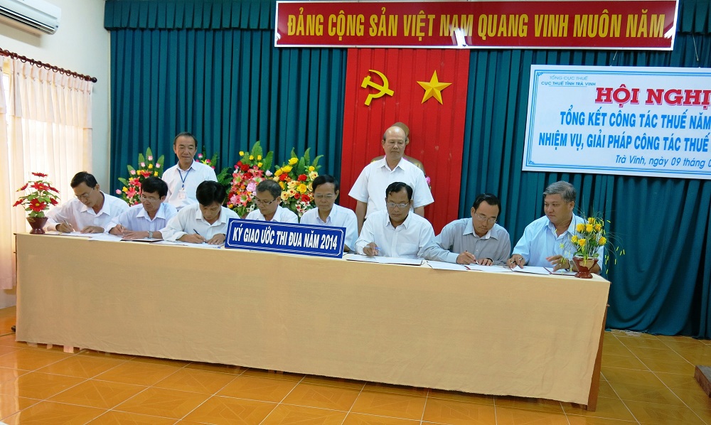 Các đơn vị thuộc Cục Thuế Trà Vinh ký giao ước thi đua hoàn thành xuất sắc nhiệm vụ được giao.