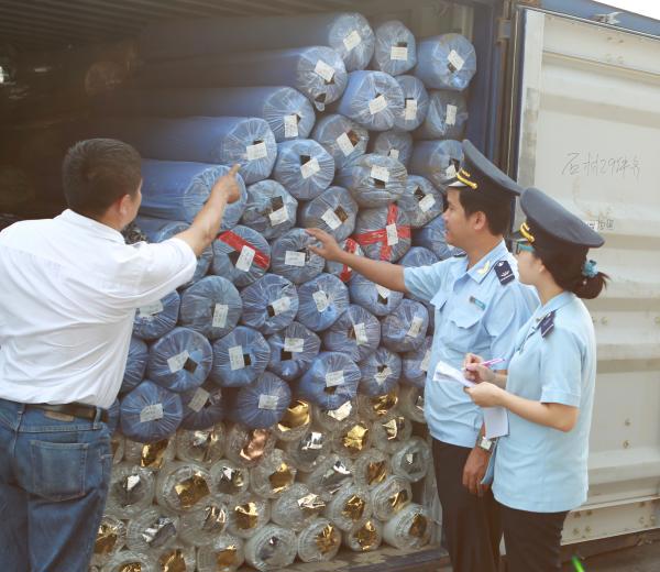 Công chức Chi cục Hải quan Tây Đô (Cục Hải quan TP. Cần Thơ) làm thủ tục cho DN. Ảnh: Đăng Nguyên.