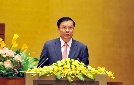 Bộ trưởng Đinh Tiến Dũng trình bày Báo cáo về kết quả thực hiện dự toán NSNN năm 2015;  dự toán ngân NSNN và phương án phân bổ NSTW năm 2016.