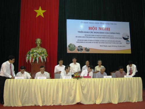 Lễ ký kết hỗ trợ tín dụng với các hợp tác xã.