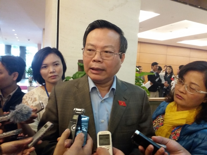 Chủ nhiệm Uỷ ban Tài chính - Ngân sách Phùng Quốc Hiển trả lời báo giới bên hành lang Quốc hội sáng 3/11 - Ảnh: H.Thu