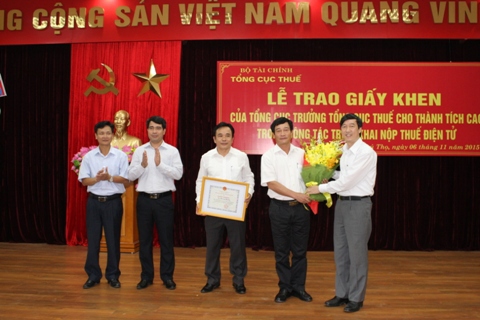 Ban lãnh đạo Cục Thuế Phú Thọ đón nhận Giấy khen của Tổng cục Thuế về thành tích cao trong triển khai nộp thuế điện tử.