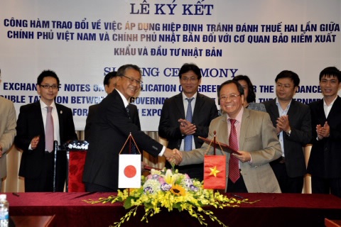 Thứ trưởng Đỗ Hoàng Anh Tuấn và Đại sứ Fukada Hiroshi ký kết công hàm.