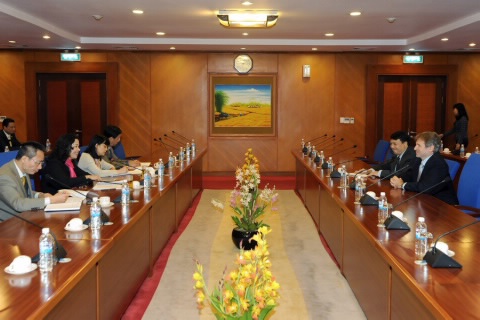Quang cảnh buổi làm việc.
