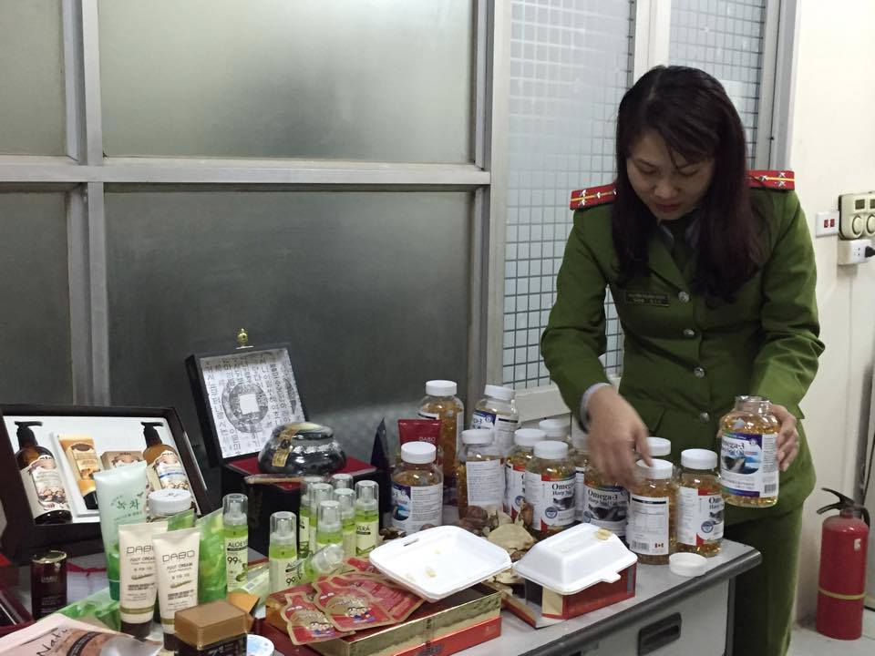 Cơ quan chức năng tạm giữ mỹ phẩm, thực phẩm chức năng không rõ nguồn gốc. Ảnh: Quang Tấn.