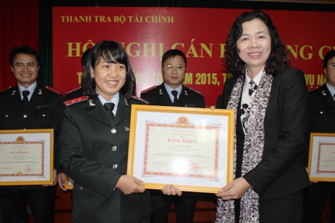 hứ trưởng Bộ Tài chính Vũ Thị Mai trao Bằng khen của Bộ trưởng Bộ Tài chính cho các cá nhân có thành tích xuất sắc năm 2015. Ảnh: NM.