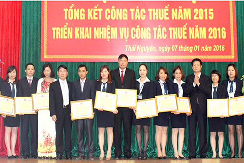 Cục trưởng Phạm Văn Chức trao giấy khen cho các tập thể, cá nhân. Ảnh: Lệ Quyên