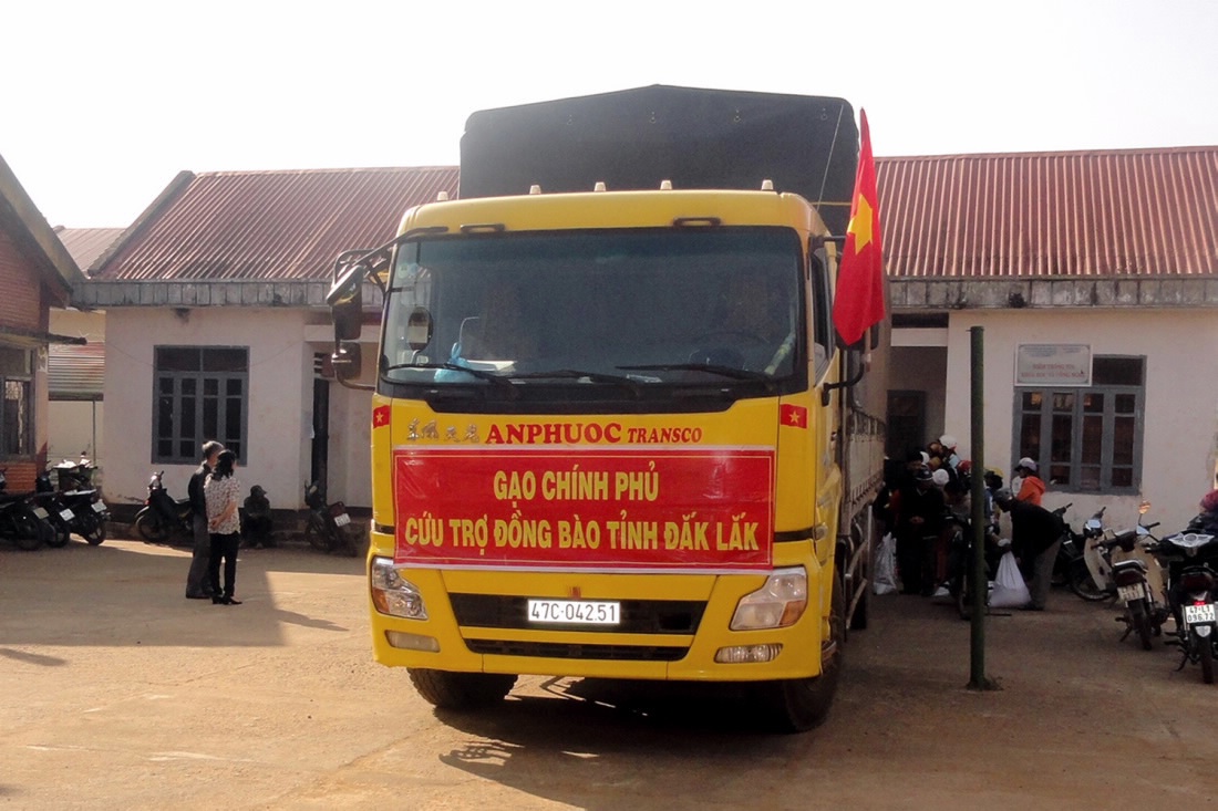 Xe vận chuyển gạo lên Tây nguyên.