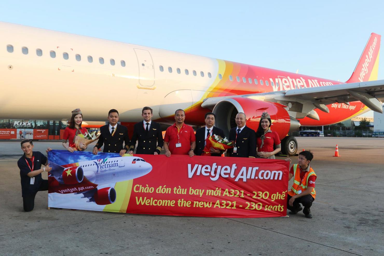 Chao don phi hanh doan dua tau bay VN-A667 ve Vietnam.