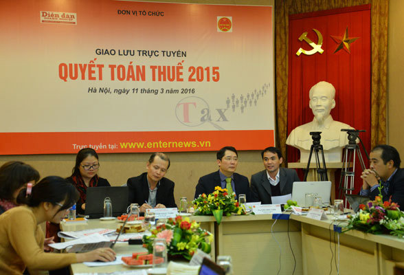 Ông Cao Anh Tuấn – Phó Tổng cục trưởng Tổng cục Thuế (thứ hai từ phải qua) và ông Phạm Ngọc Tuấn – Tổng Biên tập báo Diễn đàn Doanh nghiệp chủ trì buổi Giao lưu.