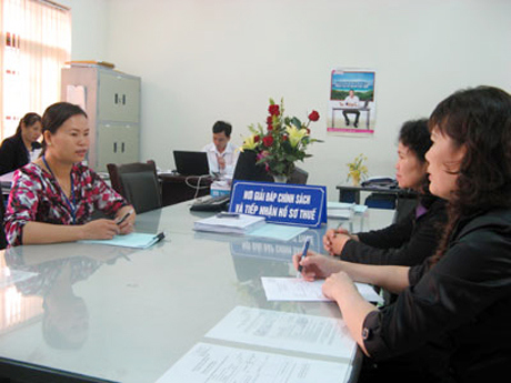 Cán bộ Chi cục Thuế Cẩm Phả giải đáp các nội dung về đóng thuế cho doanh nghiệp.