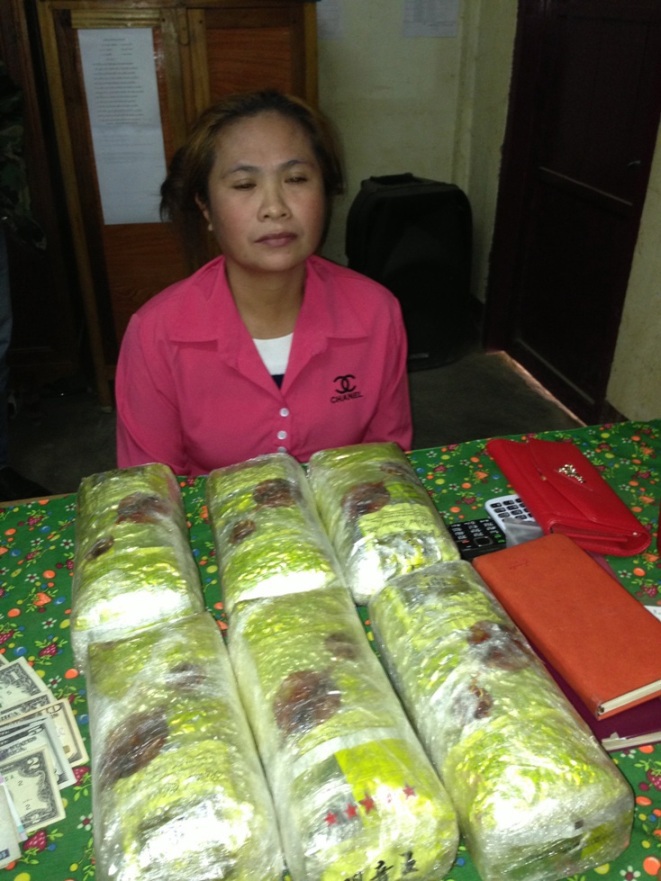 Đối tượng Nang Pheng và tang vật. Ảnh: Quốc Toản 