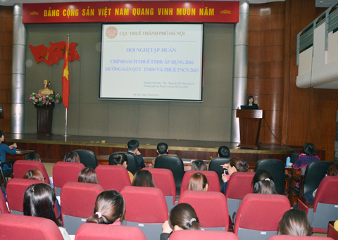 Người nộp thuế đã được giảng viên kiêm nhiệm là cán bộ Cục Thuế TP.Hà Nội hướng dẫn truyền tải các chính sách thuế mới tại Văn phòng Cục. Ảnh: Đ.V