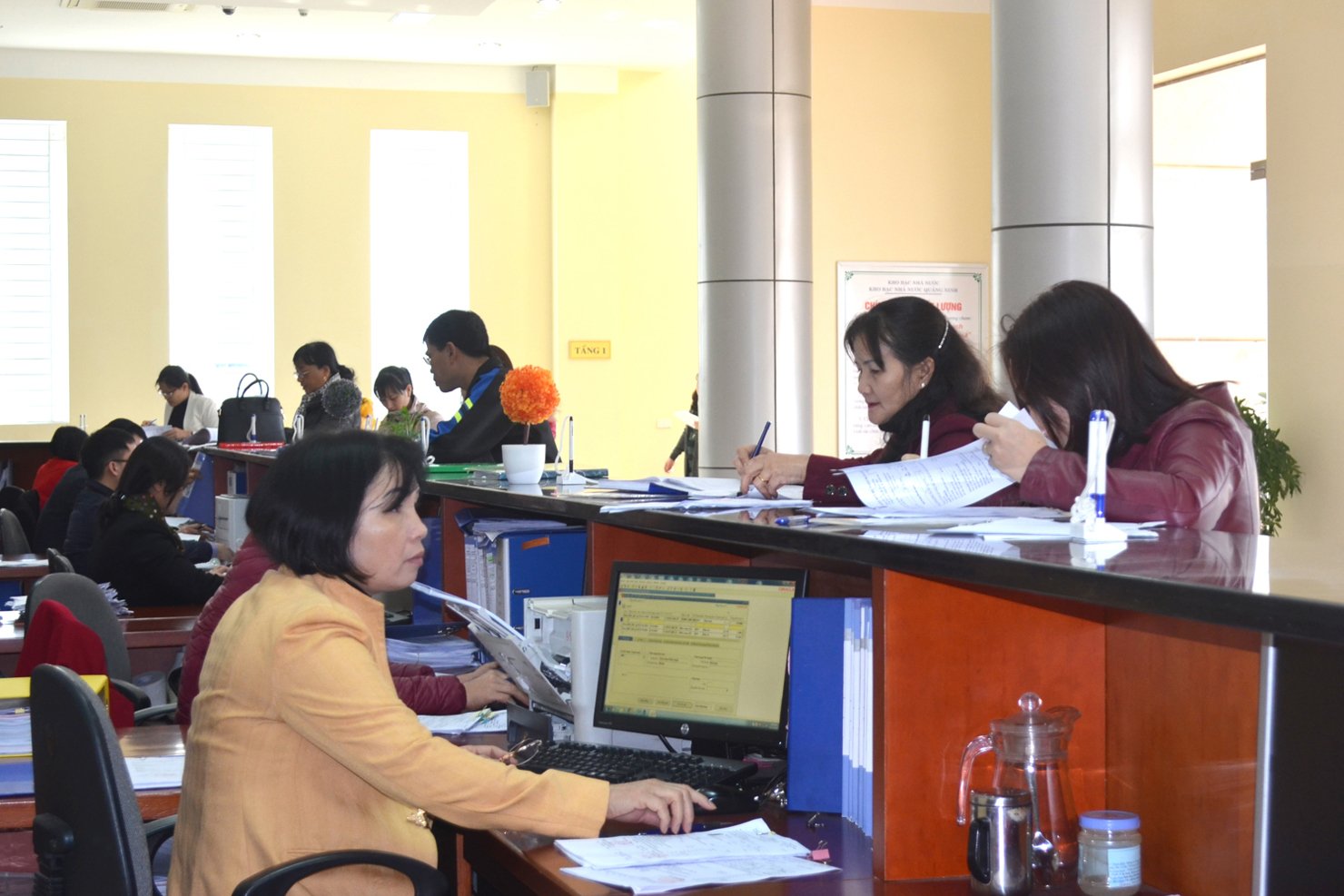 Giao dịch tại Kho bạc Nhà nước tỉnh Quảng Ninh. Ảnh Thanh Hằng