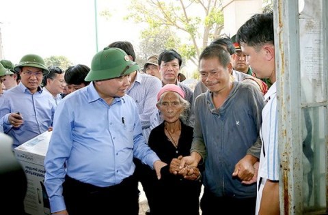 Phó Thủ tướng Chính phủ Nguyễn Xuân Phúc chỉ đạo ứng trước 2.000 tấn gạo để 4 tỉnh: Gia Lai, Đắc Lắk, Đắk Nông và Kon Tum cứu đói cho người dân sáng 24/3/2016. Ảnh: PV