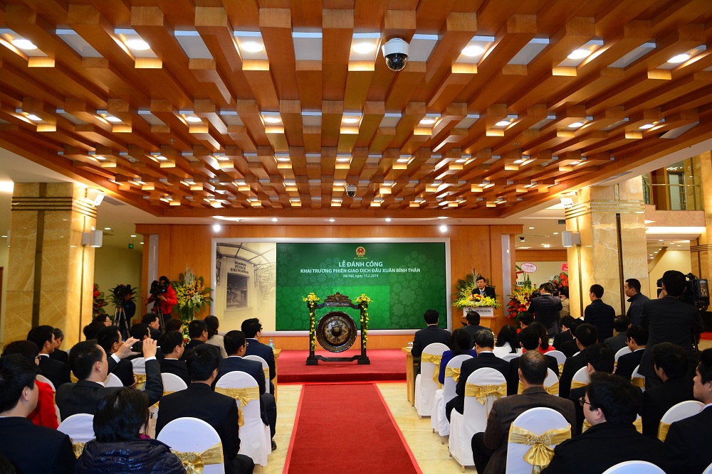 Năm 2015, thị trường chứng khoán có tổng giá trị vốn hóa đạt mức 34,5% GDP, huy động được gần 300 nghìn tỷ đồng cho ngân sách nhà nước.