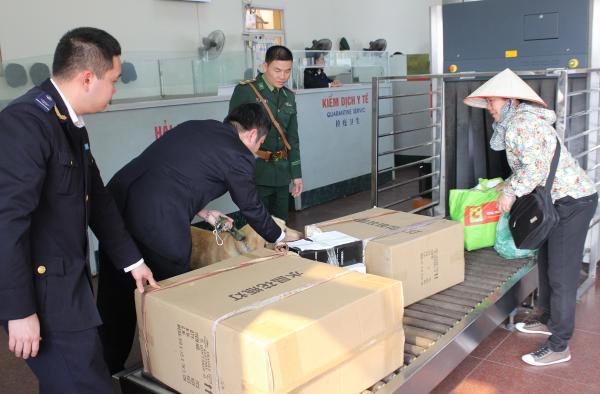 Lực lượng Hải quan tăng cường phối hợp kiểm tra, kiểm soát. Ảnh: Q.H.