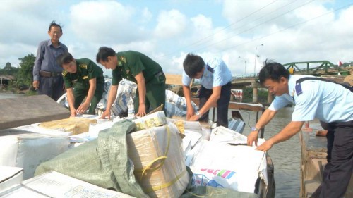 Lực lượng Hải quan và Biên phòng Long An kiểm tra tang vật bị bắt giữ.