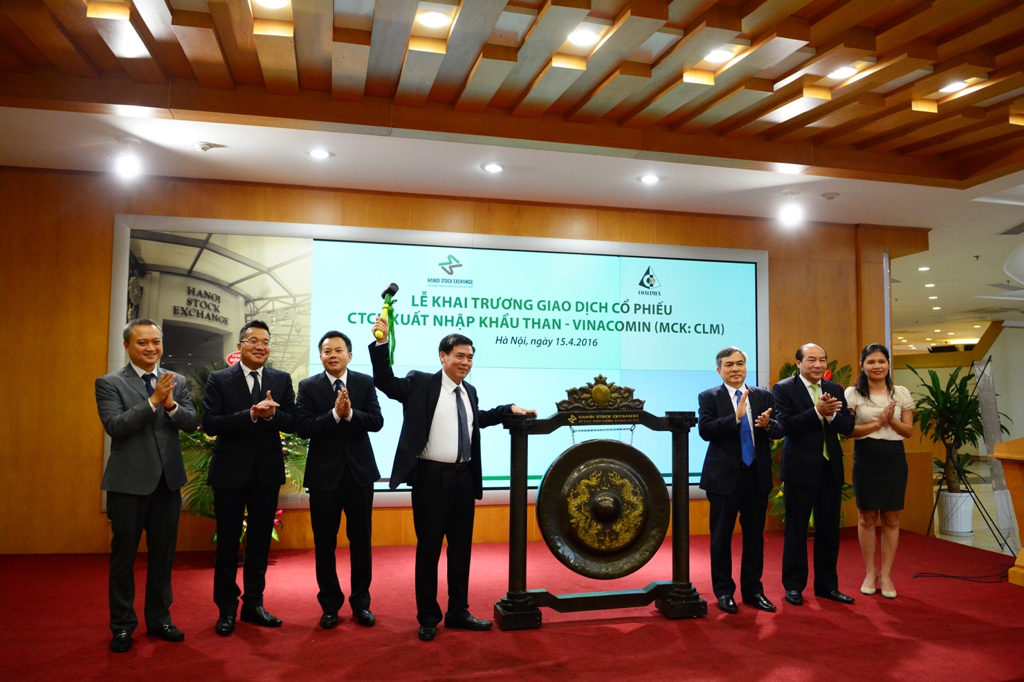 Chú thích ảnh: Ông Phạm Hồng Khanh, Giám đốc Coalimex đánh cồng khai trương phiên giao dịch đầu tiên của cổ phiếu CLM.