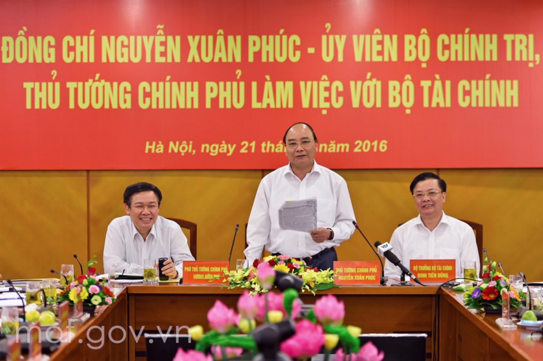 Bộ trưởng Đinh Tiến Dũng báo cáo Thủ tướng Chính phủ, Phó Thủ tướng Chính phủ kết quả thực hiện các nhiệm vụ thuộc lĩnh vực quản lý của Bộ Tài chính. Ảnh MT.