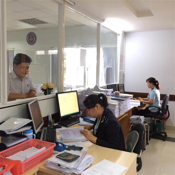 Doanh nghiệp làm thủ tục tại Đội thủ tục Long Hậu, Cục Hải quan Long An. Ảnh N.H