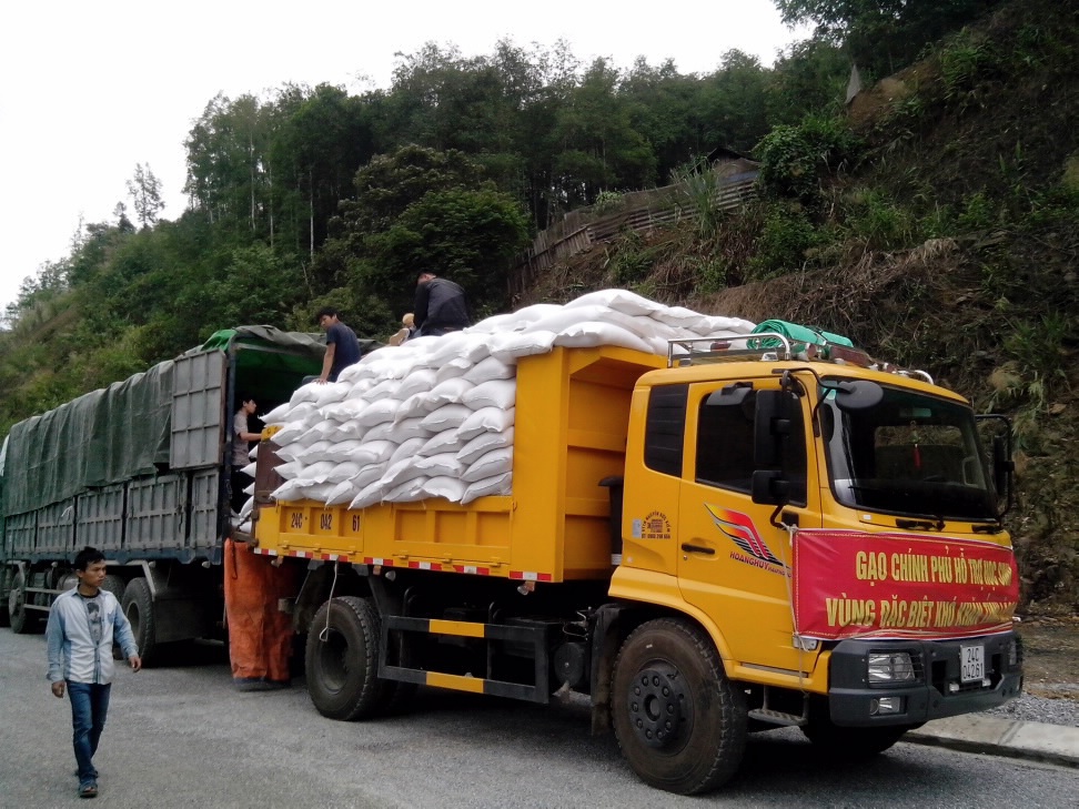 Xuất gạo hỗ trợ cho học sinh huyện Mèo Vạc, tỉnh Hà Giang.