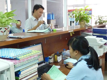 Cán bộ Hải quan Bình Dương hỗ trợ DN đối chiếu thông số trên tờ khai XNK. Ảnh: Hải Anh