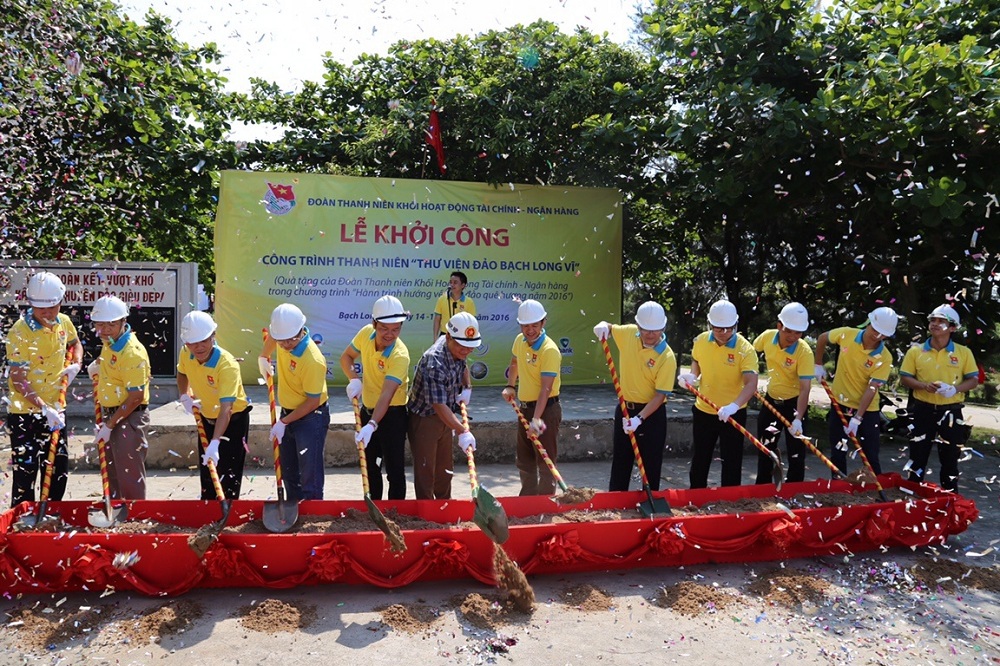 Ông Phạm Ngọc Tú, Phó GĐ phụ trách Khối QL Tài chính tham gia Lễ động thổ công trình Thư viện huyện đảo Bạch Long Vĩ.