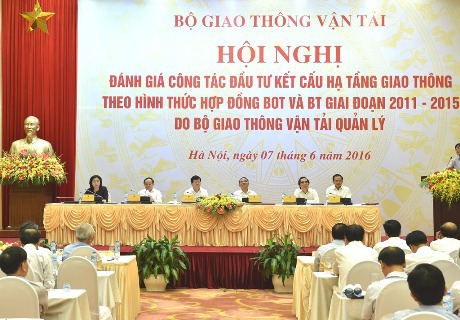 Bộ Giao thông vận tải tổ chức Hội nghị đánh giá công tác đầu tư kết cấu hạ tầng giao thông theo hình thức hợp đồng BOT và BT giai đoạn 2011-2015. Ảnh: VGP/Nhật Bắc
